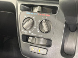 寒い冬も暑い夏も全席に快適な空調を届けてくれる、ダイヤル式エアコンを装備♪