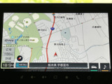 周辺の道路や施設名が表示され、目的地までの位置関係を把握しやすい地図画面です。縮尺表示やメニューも備わり、案内内容を確認しながら使えます。