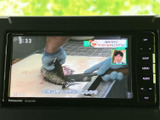 テレビ番組を画面で視聴できる装備です。停車中の休憩時間などに映像を楽しめるため、待ち時間を過ごす際にも便利にご活用いただけます。視聴は安全に配慮して停車中にお楽しみください。