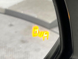 【ブラインドスポットモニター】走行中、ドアミラーの死角になりやすい箇所に後続車が接近するとサイドミラーのレンズに警告を表示!ドライバーに注意喚起をしてくれます。