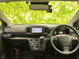 運転席から前方を見渡しやすいレイアウトで、視界を確保しやすい室内です。シートや足元もすっきりまとまり、毎日の移動で過ごしやすい空間。中央の画面も目に入りやすい位置にあります。