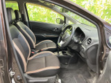 運転席と助手席は前方を見渡しやすいレイアウトで、乗り降りの際も足元にゆとりを感じられます。身体を支える形状のシートに加え、ドア側からの出入りもしやすい空間です。