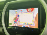 映像を画面に表示でき、同乗者との移動時間を楽しく過ごすのに役立ちます。画面内の表示も見やすく、停車中のひとときや休憩時にも活用しやすい装備です。