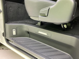 足元には乗り降りを支えるステップが設けられ、車内への移動をスムーズにしやすい構成です。シート下の空間も見渡せるため、乗降時の使い勝手をイメージしやすいです。