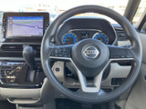 ステアリングに各種スイッチがまとまり、手元で機能を呼び出しやすい仕様です。メーターやナビとの位置関係も分かりやすく、日々の運転をサポートします。