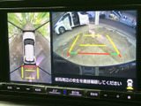 後方映像に加えて車両周囲の状況も確認できる表示で、駐車時の目安として役立ちます。ガイド線も表示されるため、駐車スペースへの進入や切り返しをサポートします。