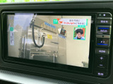 画面にはテレビ番組が表示されており、停車中に映像を視聴する際に活用できます。画面脇には現在地や目的地、オーディオなどのボタンが並び、用途に応じた切り替えも行いやすい構成です。