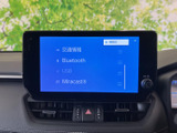 交通情報やBluetooth、USBなどの項目が画面に並び、用途に合わせた接続方法を選べます。メニューが見やすく整理されているため、必要な設定を画面上で確認しやすい装備です。