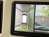 後方映像に加えて車両を上から捉えた表示も確認でき、周囲との位置関係を把握しやすい画面です。駐車や切り返しの際の安全確認をサポートします。