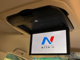 【フリップダウンモニター】大画面モニターで後席でもエンタメをお楽しみいただけます。小さなお子様にも大人気の装備です♪