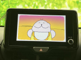 停車中にテレビ映像を楽しめる画面を備えています。待ち時間の過ごし方に幅が広がり、車内でひと息つきたい場面にも便利です。見やすい大きさの表示で、映像を確認できます。