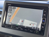 地図は現在地を中心に表示され、道路や周辺の目印を確認できます。縮尺表示やメニュー項目も画面内にまとまり、目的地までのルート確認に役立ちます。