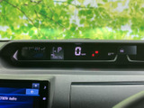 運転中に確認したい車両情報がまとまり、走行状態をひと目で把握しやすい表示です。数字や表示灯も見分けやすく、視線の移動を抑えながら必要な情報を確認できます。