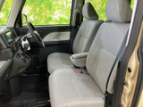 前席は視界が広く、運転席まわりを見渡しやすいレイアウトです。ゆったりした座面と背もたれで乗車中も落ち着いて過ごせます。明るいシートカラーが室内にやさしい印象を添えています。