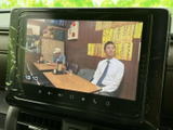画面でテレビ映像を楽しめる装備です。停車中の休憩時間などに番組を視聴でき、待ち時間を過ごす際にも便利。映像が表示された状態で、画面の見やすさもご確認いただけます。