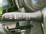レバー上に操作位置を示す表示がまとまり、運転席から確認しやすい設計です。雨天時など状況に応じた操作を手元で行いやすく、日常の運転をサポートします。