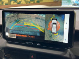 【パノラミックビューモニター】専用のカメラにより、上から見下ろしたような視点で360度クルマの周囲を確認することができます☆死角部分も確認しやすく、狭い場所での切り返しや駐車もスムーズに行えます。