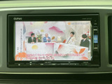 停車中にテレビ番組や映像を楽しめる画面を備え、休憩時間も車内でゆったり過ごせます。操作ボタンも画面脇にまとまり、見たい番組を選びやすい配置です。