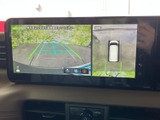 周囲の映像と車両位置を画面で確認でき、駐車時の安全確認をサポートします。ガイド表示も備わり、車両後方や周囲との距離を把握する際に便利。駐車操作時の目安として活用できます。