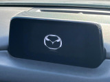 【8.8インチマツダコネクト】車内の雰囲気にマッチした大型のディスプレイ。スマホ接続でのナビ使用やBluetooth再生等、様々な機能が楽しめます。直感的なダイヤル操作が可能で、使い勝手も良好です。