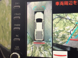 後方映像に加えて車両周辺を上から見た表示も確認でき、駐車時の位置合わせに役立ちます。画面上のガイドを目安に、周囲に注意しながら操作できます。