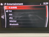 FMやAMに加え、Bluetoothなどの音源項目が画面に一覧表示され、選択肢を見比べやすい構成です。表示が整理されているため、移動中に聴きたい音源を探す際にも便利です。