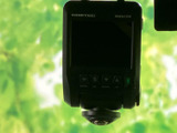 コンパクトなモニター付き機器が備わり、ボタン類も本体前面にまとまっています。運転をサポートする装備として、日々のカーライフに役立てていただける車内の便利なアイテムです。