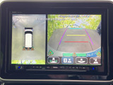 車両周辺を複数の視点から確認できる画面を備え、駐車時などの周囲確認をサポートします。表示を見ながら状況を確かめられるため、狭い場所での取り回しにも役立つ装備です。