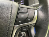 手元には表示切替や音声、電話に関するスイッチが集まり、視線を大きく移さずに扱いやすい配置です。走行中も手元で機能にアクセスでき、日々の運転に便利です。