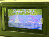 画面上に後方の様子とガイド表示が確認でき、駐車時の周囲確認をサポートします。画面を見ながら車庫入れでき、日常の駐車にも便利です。