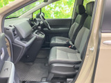 運転席まわりは視界が広く、前方の確認がしやすいレイアウトです。左右の座席は落ち着いた色合いでまとめられ、足元にもゆとりがあり、快適にお過ごしいただけます。