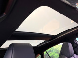 【パノラマルーフ】大型のガラスルーフ搭載で車内の解放感が一気にアップ!開放的なドライブをお楽しみいただけます。