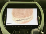 画面表示でテレビや映像を楽しめる装備です。停車中の休憩時間などに車内で視聴でき、画面下には時刻も表示されています。お出かけ先で待ち時間を過ごす際にも便利です。