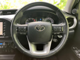 両手を添える位置にスイッチが配置され、運転姿勢を保ちながら各種操作にアクセスできます。メーターや画面を見ながら使えるため、普段の移動でも便利です。
