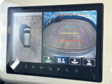 後方の映像に加えて車両周辺の表示も確認でき、駐車時の周囲の把握に役立ちます。画面上のガイド表示を目安に、後退時の安全確認をサポートします。