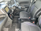前席からはナビ画面や周囲のスイッチ類が見渡しやすく、運転中も視線を移しやすい配置です。シートは落ち着いた色合いで、足元もすっきりしています。
