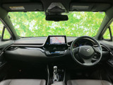 運転席から前方を見渡しやすいレイアウトで、メーターやナビ画面も視線の先に配置。前席のシートと落ち着いた色調の室内が、移動時間を快適に支えます。