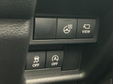 運転席まわりに各種機能のスイッチをまとめ、表示アイコンから用途を確認しやすい配置です。必要な機能へ手を伸ばしやすく、日々の運転を支える便利な装備が揃っています。