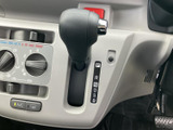後退時に周囲の様子を画面で確認できるモニターを装備。車両後方を目視でも確かめながら操作でき、駐車や狭い場所での切り返しを行う際に役立つ装備です。