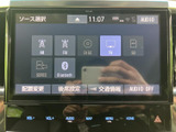 ラジオやディスク、テレビなど、画面から再生ソースを選べるメニューを備えています。利用したい音源を一覧から確認でき、日常の移動に合わせて選びやすい構成です。
