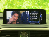 停車中にテレビ番組を視聴でき、画面上では放送局の一覧から選択できます。休憩時間などに映像を楽しみたい方にも、うれしい装備としてご活用いただけます。