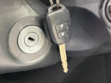 【キーレス】少し離れた場所からでもボタン一つでドアの開錠・施錠ができるのでとっても便利!ドアの鍵穴周りに傷をつけることもありません♪