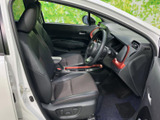 運転席まわりを見渡しやすく、シートには身体を預けやすい形状を採用。落ち着いた色合いで清潔感があり、乗り降りの際も足元にゆとりを感じられる空間です。