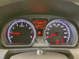 速度計やエンジン回転計、中央の表示がまとまっており、運転に必要な情報を確認しやすい配置です。目線を大きく移さず状況を把握しやすく、日々の運転を支えてくれます。