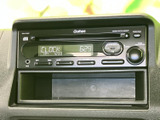 オーディオの表示やボタンが見やすく、運転席から操作部を確認しやすい配置です。移動中の音楽再生や時刻確認など、日々のドライブをサポートします。