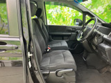 前席は座面と背もたれにゆとりがあり、乗り降りしやすい開口部も魅力です。運転席から前方や左右を見渡しやすく、黒を基調とした室内は落ち着いて過ごせる空間に仕上がっています。