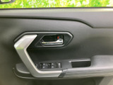 ドア内側にウインドウ操作用のスイッチがまとまり、運転席から手を伸ばしやすい配置です。窓の開閉を手元で操作でき、乗り降りや同乗者の送迎など日常の場面でも使いやすい仕様です。