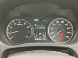 左右の大きな計器と中央の表示部に情報がまとまり、速度や各種表示を運転席から確認しやすい構成です。走行中に必要な情報を把握しやすく、毎日の運転を支える見やすいメーター廻りです。