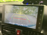 後方の映像に目安となるガイド線が表示され、駐車時に周囲との距離感をつかむ助けになります。画面で後方を確認しながら、落ち着いて駐車操作を行えます。