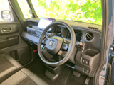 運転席まわりは視線を前方へ向けやすいレイアウトで、各部が手の届く範囲にまとまっています。広い窓から光が入り、乗車中も明るく開放的に感じられます。